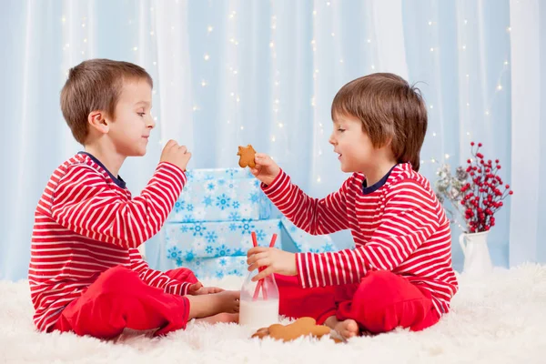 Двое Счастливых Детей Едят Печенье Рождество Пьют Молоко Смеются Разговаривают — стоковое фото