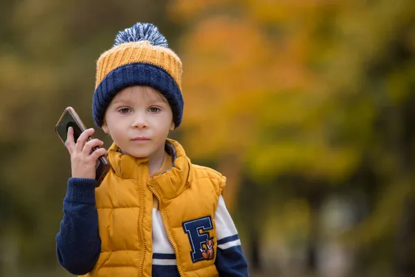 Bambino Felice Giocare Con Telefono Nel Parco Chiamare Mamma Foto — Foto Stock