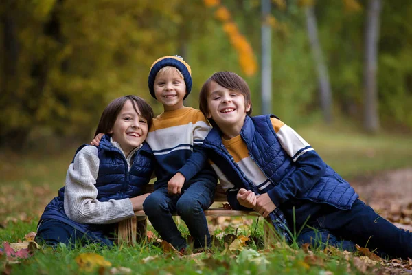 Happy Family Funny Children Having Autumn Pictures Taken Park Children — Stock Photo, Image