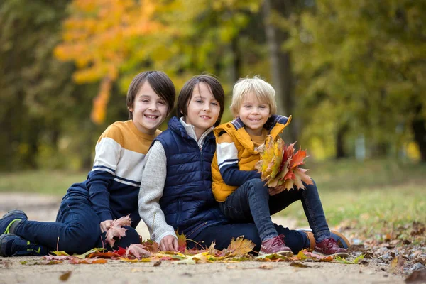 Família Feliz Crianças Engraçadas Tendo Suas Fotos Outono Tiradas Parque — Fotografia de Stock