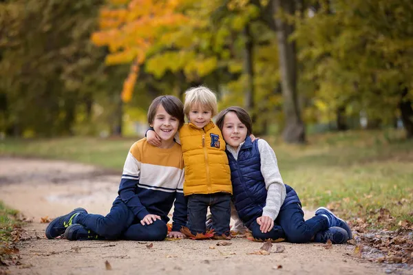 Happy Family Funny Children Having Autumn Pictures Taken Park Children — Stock Photo, Image