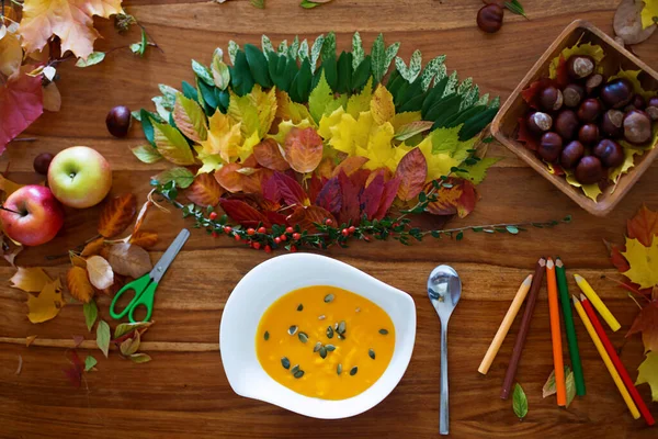 桌上放着南瓜汤 桌上放着五彩缤纷的秋叶 — 图库照片