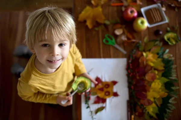 Tatlı Çocuk Evlat Yaprakları Tutkal Sürerken Avakado Yemek Yapraklarla Sanat — Stok fotoğraf