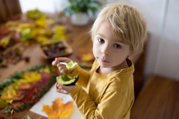 Tatlı Çocuk Evlat Yaprakları Tutkal Sürerken Avakado Yemek Yapraklarla Sanat — Stok fotoğraf