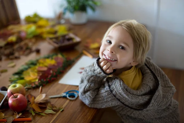 Tatlı Çocuk Yaprakları Yapıştırırken Evde Yapraklarla Sanat Çarşaf Yapıyorsun Renkli — Stok fotoğraf