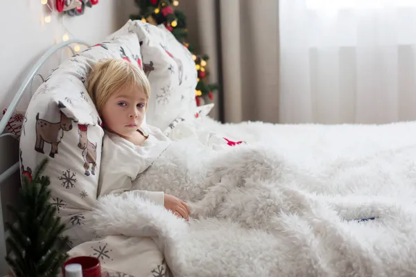 Bela Criança Loira Menino Doente Com Febre Deitado Cama Natal — Fotografia de Stock