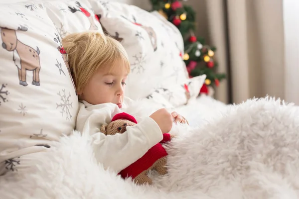 Güzel Sarışın Çocuk Ateşi Olan Hasta Çocuk Noel Yatakta Yatıyor — Stok fotoğraf