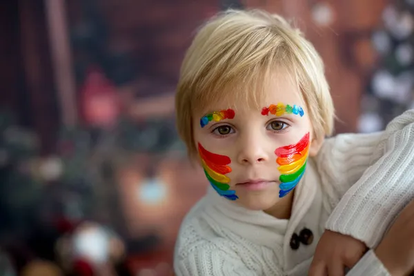 Criança Bonita Menino Criança Com Rosto Pintado Com Arco Íris — Fotografia de Stock