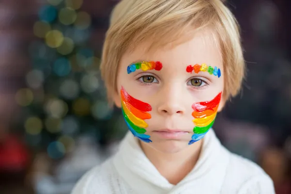 Wunderschönes Kind Kleiner Junge Mit Aufgemaltem Gesicht Mit Regenbogen Posiert — Stockfoto