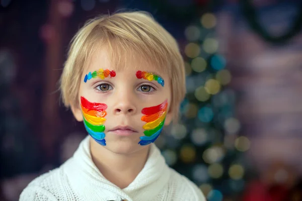 Wunderschönes Kind Kleiner Junge Mit Aufgemaltem Gesicht Mit Regenbogen Posiert — Stockfoto