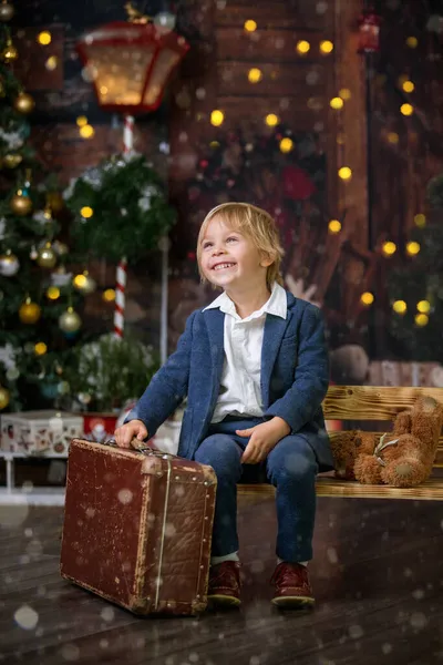 かわいい子供 スーツケースとテディベアを持ち 休日を待って スタジオ冬のショット — ストック写真