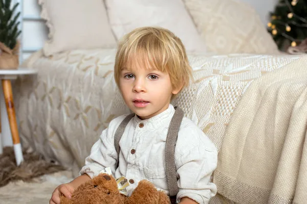 孩子们坐在床上 玩具娃娃的风格 可爱的幼儿 穿着时髦的休闲装 — 图库照片