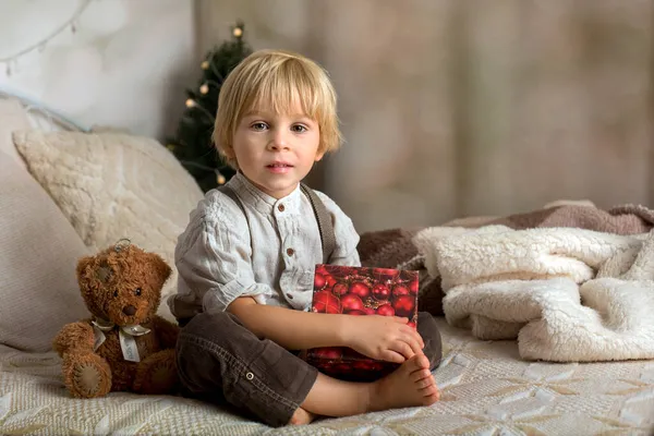 ベッドに座っている子供 ブーブースタイル スマートカジュアルスタイルの服でかわいい幼児 — ストック写真