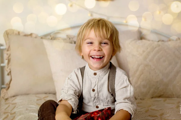 Niño Sentado Cama Estilo Boho Sonriente Lindo Niño Con Ropa —  Fotos de Stock