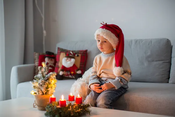 Schattig Peuter Kind Jongen Een Kerstoutfut Spelen Een Houten Hut — Stockfoto