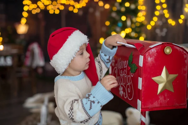 Criança Bonito Menino Outfut Natal Brincando Uma Cabana Madeira Natal — Fotografia de Stock