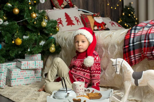 Симпатичный Малыш Мальчик Рождественском Наряде Играет Деревянной Хижине Рождество Унижение — стоковое фото