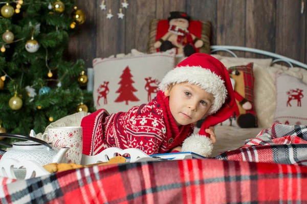 Criança Bonito Menino Outfut Natal Brincando Uma Cabana Madeira Natal — Fotografia de Stock
