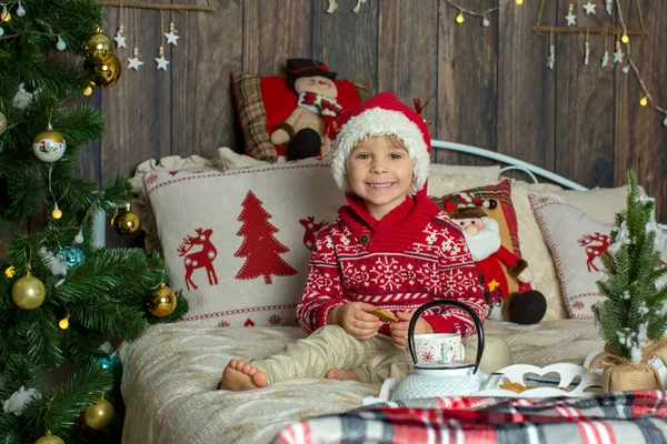 크리스마스 파티에서 나무로 오두막에서 놀다가 귀여운 아기가 어린이 홍차마시기 — 스톡 사진