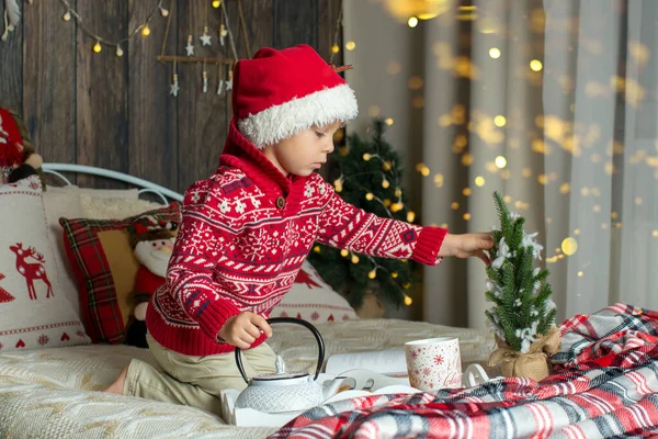 Criança Bonito Menino Outfut Natal Brincando Uma Cabana Madeira Natal — Fotografia de Stock