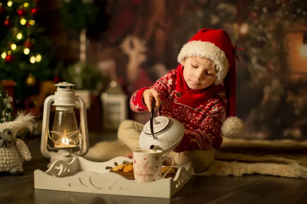 Χαριτωμένο Παιδάκι Αγόρι Χριστουγεννιάτικο Πανηγύρι Παίζει Ξύλινη Καλύβα Χριστούγεννα Εκτροχιάζεται — Φωτογραφία Αρχείου