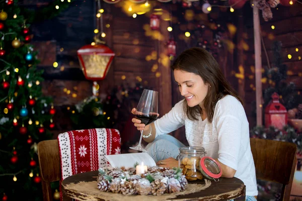Vrouw Van Middelbare Leeftijd Thuis Rode Wijn Drinken Gezellige Kerstsfeer — Stockfoto