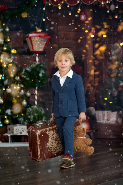 Schattig Kind Koffer Teddybeer Thuis Wachten Vakantie Studioshoot — Stockfoto