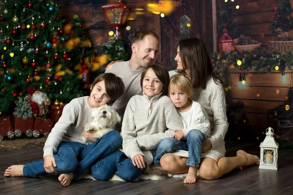 Szczęśliwa Rodzina Dziećmi Pies Korzystających Boże Narodzenie Razem Świętowanie Bożego — Zdjęcie stockowe