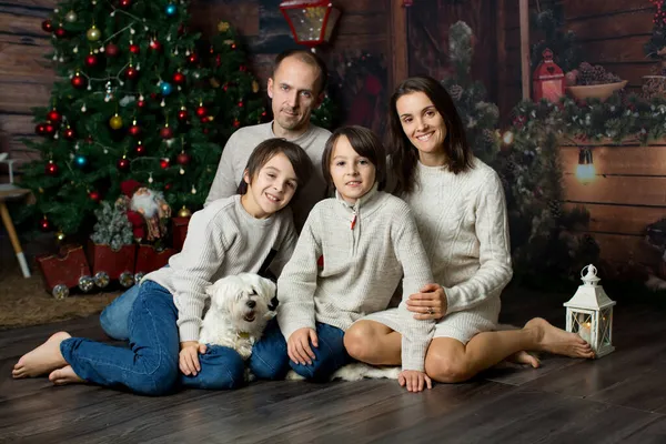 子供とペットの犬と幸せな家族 一緒にクリスマスの時間を楽しんで クリスマスを祝う — ストック写真