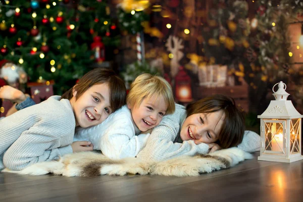 Happy Family Children Pet Dog Enjoying Christmas Time Together Celethday — Stock fotografie