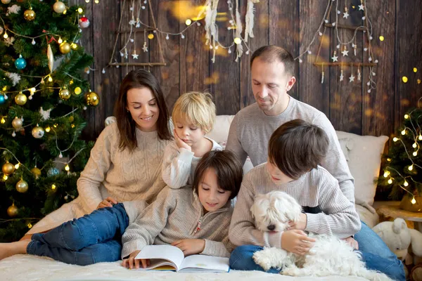 Szczęśliwa Rodzina Dziećmi Pies Korzystających Boże Narodzenie Razem Świętowanie Bożego — Zdjęcie stockowe