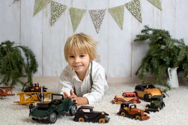 Lief Blond Peuter Kind Spelen Met Auto Vliegtuigen Thuis Mode — Stockfoto