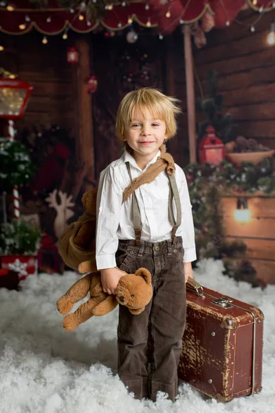 Lindo Niño Moda Jugando Nieve Con Oso Peluche Frente Registro —  Fotos de Stock