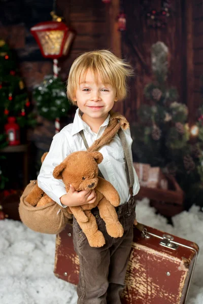 Leuke Mode Peuter Jongen Spelen Sneeuw Met Teddybeer Voorkant Van — Stockfoto