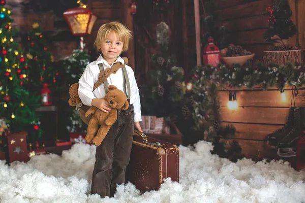 Bonito Menino Criança Moda Jogando Neve Com Ursinho Frente Tronco — Fotografia de Stock