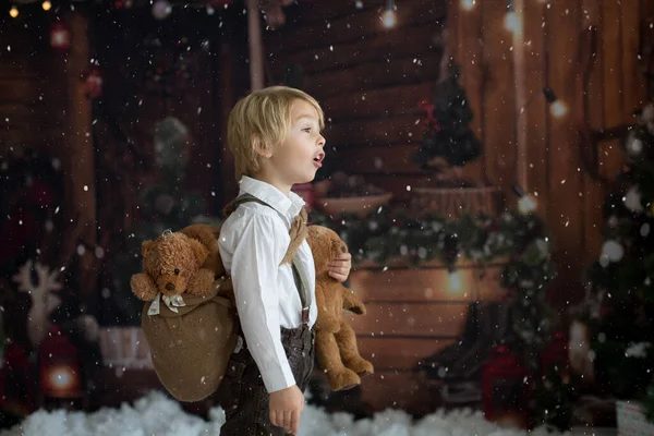 Söt Mode Småbarn Pojke Leka Snön Med Nalle Framför Trä — Stockfoto