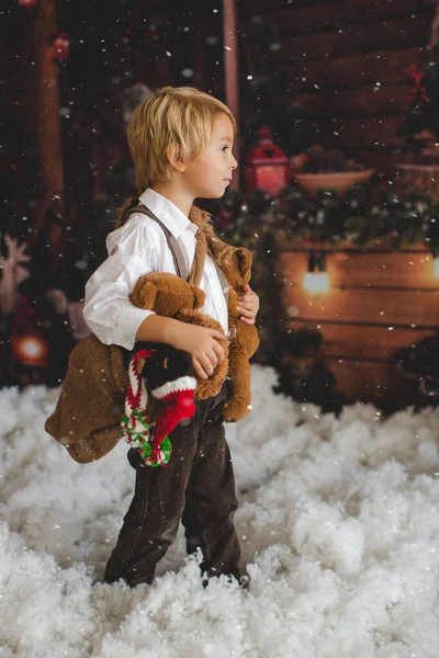 Симпатичный Мальчик Моды Играет Снегу Плюшевым Мишкой Перед Деревянным Бревном — стоковое фото