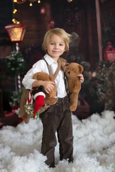 Leuke Mode Peuter Jongen Spelen Sneeuw Met Teddybeer Voorkant Van — Stockfoto