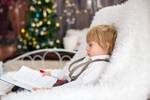 Liebenswertes Kleinkind Gemütlichen Sessel Mit Weicher Decke Sitzend Ein Buch — Stockfoto