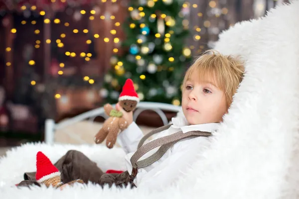 스러운 부드러운 담요를 안락의자에 크리스마스 장식을 — 스톡 사진