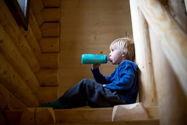 Lilla Söta Blonda Småbarn Sitter Trappa Trästuga Dricker Mjölk Flaska — Stockfoto