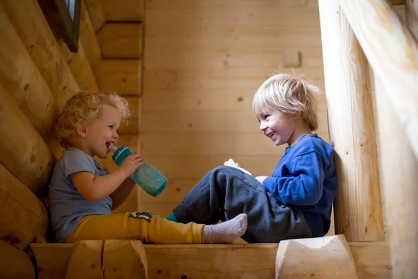 Petit Tout Petit Blond Mignon Assis Dans Escalier Dans Une — Photo