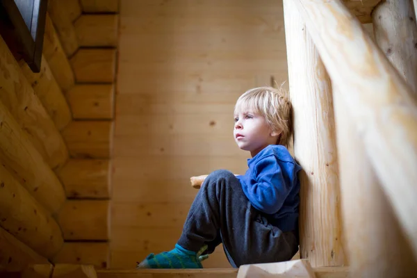 Küçük Tatlı Sarışın Çocuk Tahta Bir Kulübede Merdivenlerde Oturuyor Şişeden — Stok fotoğraf