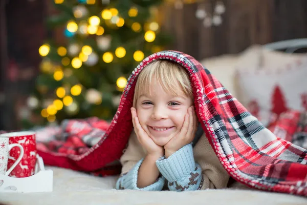 可爱的幼儿 穿着圣诞服装的男孩 圣诞节时在木屋里玩耍 在他身边装饰 儿童阅读书籍和喝茶 — 图库照片