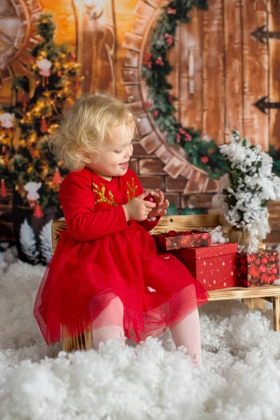 Schattig Klein Blond Kind Krullend Meisje Zittend Houten Hut Met — Stockfoto