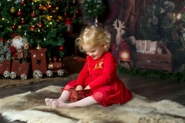 Cute Little Blond Dziecko Kręcone Dziewczyny Siedzi Drewnianej Kabinie Dekoracji — Zdjęcie stockowe