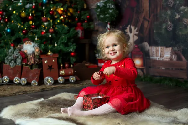 Bambino Biondo Carino Ragazza Riccia Seduto Cabina Legno Con Decorazione — Foto Stock