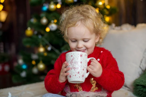 Симпатичный Ребенок Кудрявая Блондинка Рождественском Наряде Играет Деревянной Хижине Рождество — стоковое фото