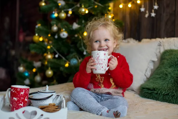 Lindo Niño Pequeño Chica Rubia Rizada Traje Navidad Jugando Una —  Fotos de Stock