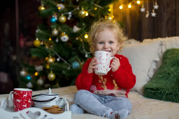 Niedliches Kleinkind Lockiges Blondes Mädchen Weihnachtskostüm Weihnachten Einer Holzhütte Spielend — Stockfoto